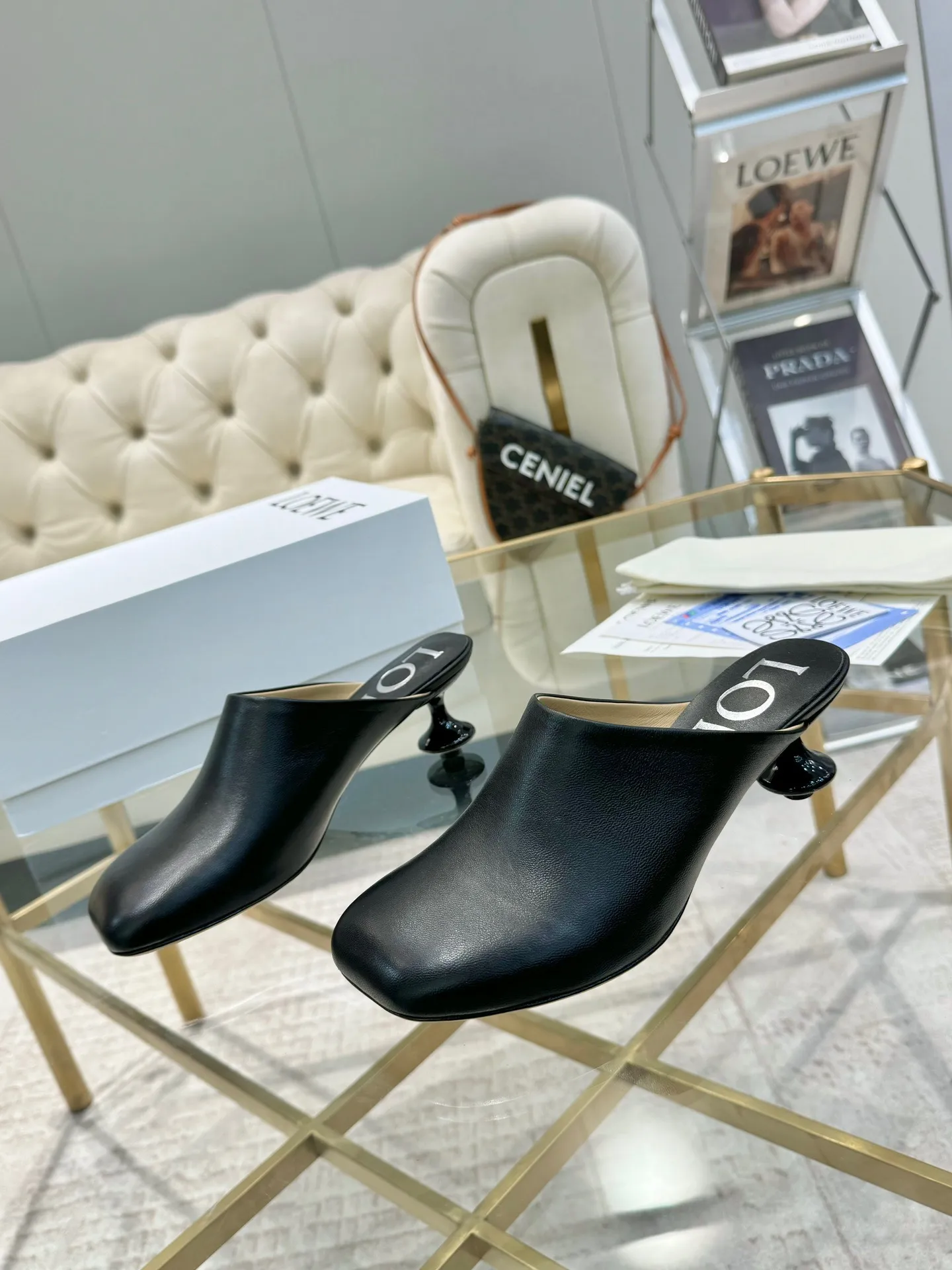 👟👟Ex-factory price 640👟👟 LOEWE‼ ️ New arrival‼ ️Imported genuine leather sole Loewe 2024/aw early spring latest catwalk color diamond series catwalk style 😘😘😘 Upper: imported super soft sheepskin lining: imported water-dyed sheepskin Outsole: original molded injection molded leather outsole Heel: original molded 1:1 Heel height: 5.5cm Size: 35-39 (40/41/42/43 custom-made, non-refundable)